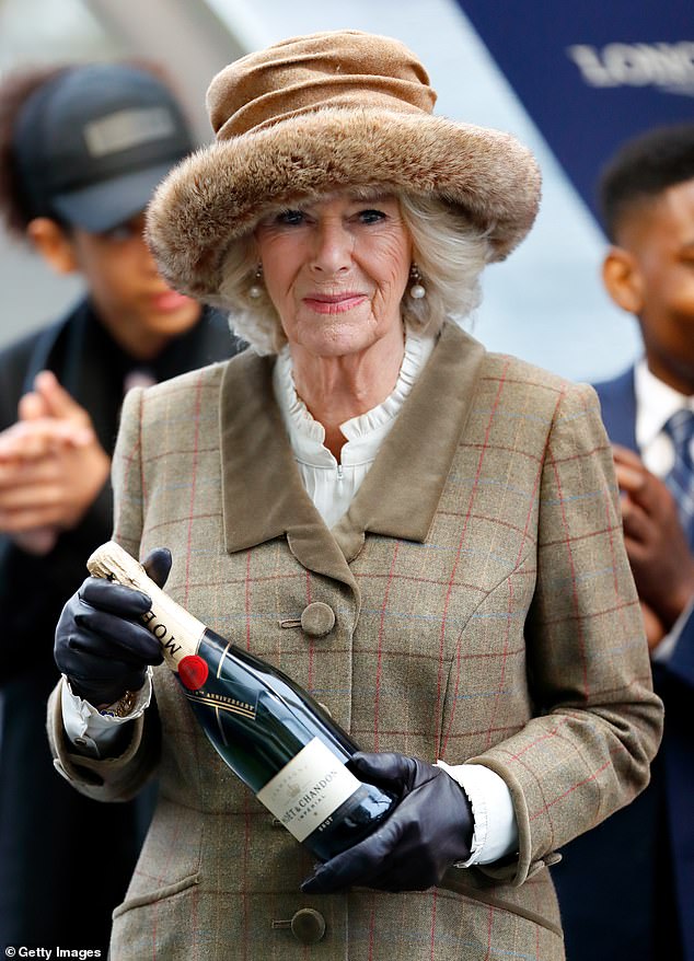 غلوريا صديقة للملكة كاميلا وتعيش في ساندرينجهام الفخمة في نورفولك