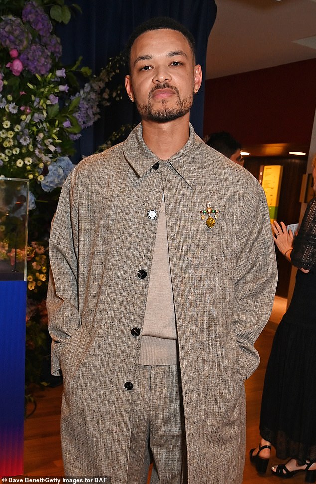 كشفت صحيفة ديلي ميل حصريًا في وقت سابق من هذا الأسبوع أن مذيع برنامج Diary Of A CEO، 33 عامًا، قد تقدم لخطبة شريكته منذ سبع سنوات في يوم عيد الميلاد في المغرب.