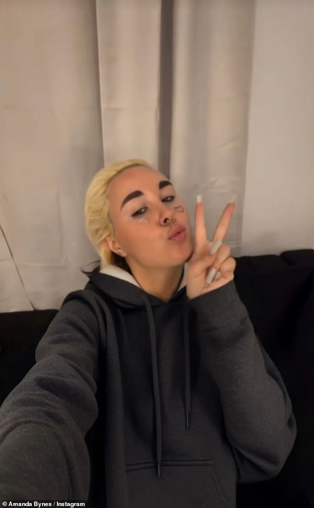 كانت بينز منفتحة على وسائل التواصل الاجتماعي حول رحلتها Ozempic بعد أن اكتسبت 20 رطلاً في عام 2024 بسبب الاكتئاب