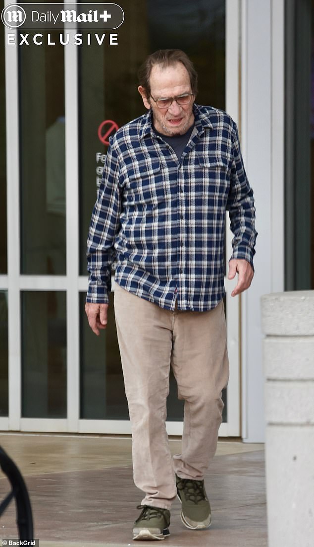 وظهر الحزن على وجهه وهو يتكئ على زوجته الثالثة دون لوريل جونز، التي تزوجها عام 2001، للحصول على الدعم أثناء عودته إلى سيارته في سان أنطونيو بولاية تكساس.