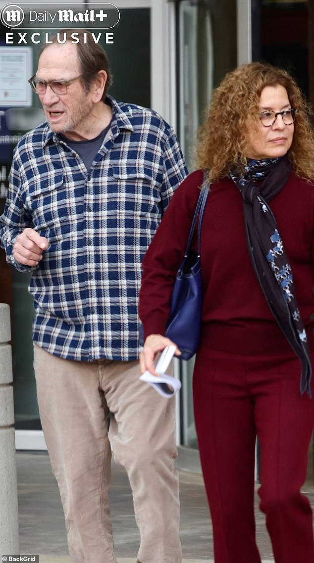 وبدا الفائز بجائزة الأوسكار، والذي سيبلغ الثمانين من عمره في سبتمبر/أيلول، مهيبًا وغير مستقر بشكل واضح، متكئًا بشدة على زوجته دون لوريل جونز (في الصورة)