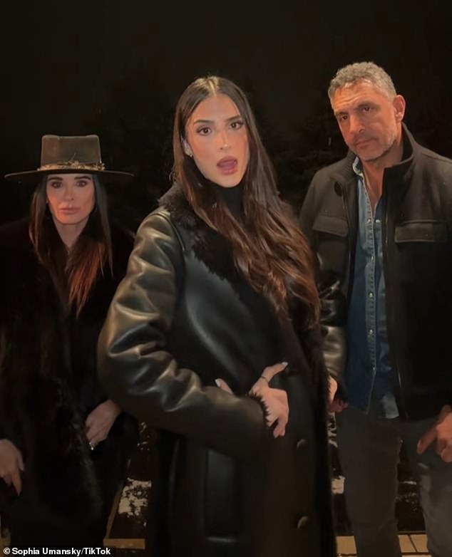 ومع ذلك، ادعى أحد المطلعين على بواطن الأمور لمجلة Us Weekly يوم الثلاثاء أن نجم RHOBH البالغ من العمر 56 عامًا وقطب العقارات البالغ من العمر 55 عامًا 