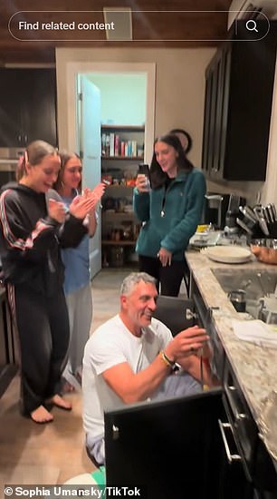 كانوا يبكون ويضحكون وهو يغير البطاريات في فلتر المياه