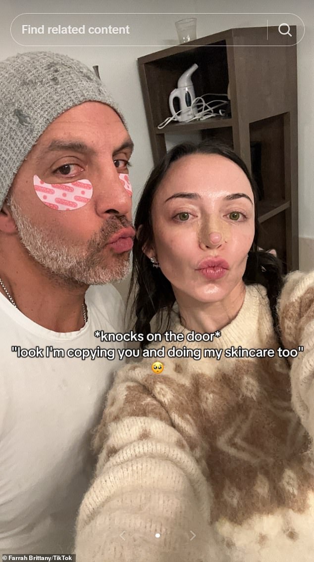 كان أومانسكي لا يزال تحت السطح في ليلة رأس السنة الجديدة عندما استمتع بجلسة تدليل للعناية بالبشرة مع ابنة زوجته فرح، التي رحب بها ريتشاردز خلال زواجها الذي دام أربع سنوات من زوجها السابق جوريش الدجوفري، والذي انتهى في عام 1992.