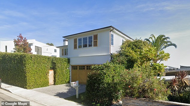 كانوا يعيشون هناك مع طفليهم الصغار. المنزل الذي شوهد قبل الحرائق