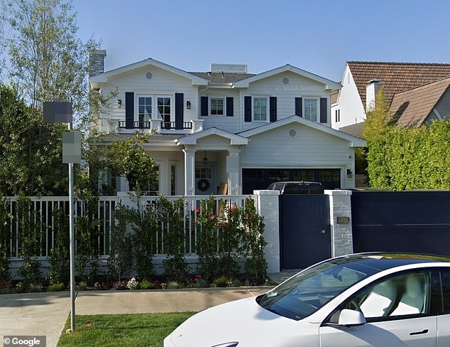 اشترى تيلر وزوجته كيلي سبيري الفيلا التي تبلغ مساحتها 6600 قدم مربع على طراز كيب كود في أبريل 2023؛ المنزل في الصورة قبل الحرائق