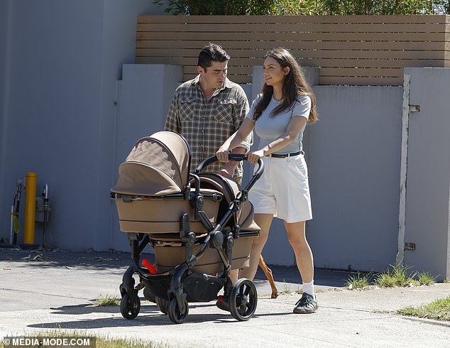 أعلن الزوجان عن علاقتهما الرومانسية في وقت مبكر من عام 2025 بعد لقائهما في الموسم السابع عشر من برنامج MasterChef Australia: Back to Win في عام 2024.