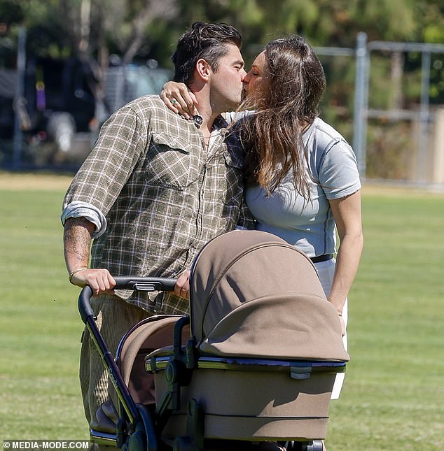 الزوجان السعيدان، اللذان استقبلا ابنتيهما كلوديا وشارلوت عشية عيد الميلاد، مكتظان بالمساعد الشخصي الرقمي حيث شوهدا وهما يتجولان في الحديقة، ويدفعان أطفالهما في عربة مزدوجة