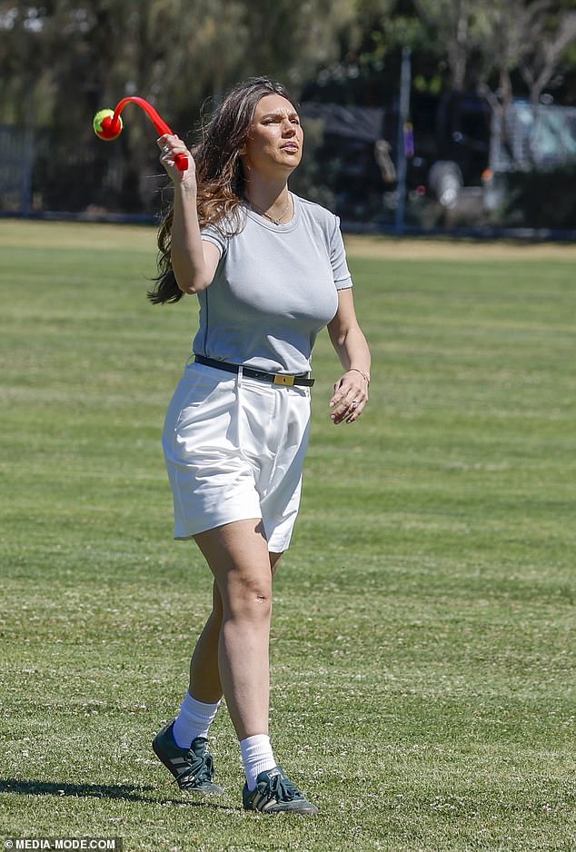 وفي مرحلة ما، توقف الزوجان السعيدان للعب لعبة الكرة مع كلبهما