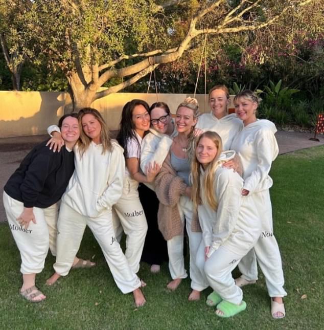 وسرعان ما تكهن المعجبون بأن المجموعة التي لم يذكر اسمها تضم ​​داف وماندي مور، خاصة بعد أن قام تيسدال بإلغاء متابعة كلتا المرأتين على إنستغرام.