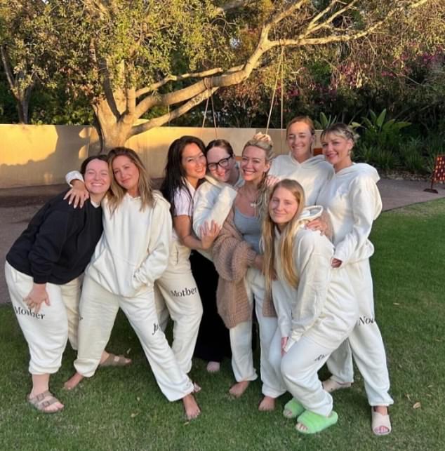 وسرعان ما تكهن المعجبون بأن المجموعة التي لم يذكر اسمها تضم ​​داف وماندي مور، خاصة بعد أن قام تيسدال بإلغاء متابعة كلتا المرأتين على إنستغرام.