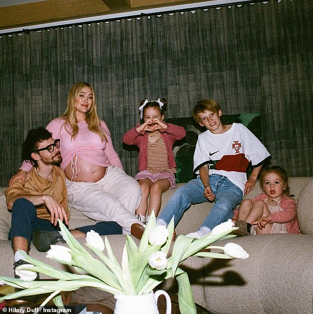 تشارك داف ابنها لوكا كروز كومري البالغ من العمر 13 عامًا مع زوجها السابق مايك كومري، وثلاث بنات - بانكس فيوليت، 7 أعوام، وماي جيمس، 4 أعوام، وتاونز ميدو، عام واحد من ماثيو.