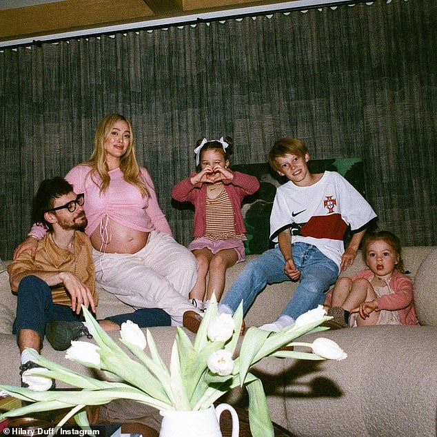 تشارك داف ابنها لوكا كروز كومري البالغ من العمر 13 عامًا مع زوجها السابق مايك كومري، وثلاث بنات - بانكس فيوليت، 7 أعوام، وماي جيمس، 4 أعوام، وتاونز ميدو، عام واحد - من ماثيو.