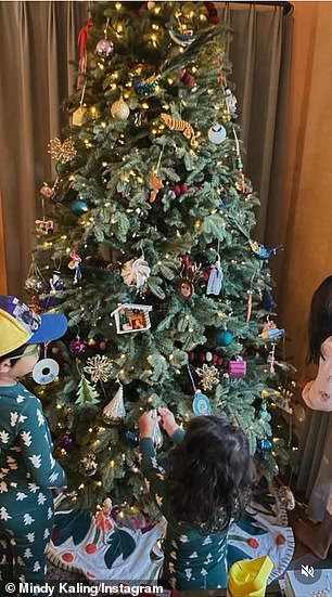 شاركت كالينج مؤخرًا مقطع فيديو لعيد الميلاد يظهر أطفالها الثلاثة - ابنتها كاثرين، 8 سنوات؛ الابن سبنسر، 5 سنوات؛ وابنته آن 23 شهرا