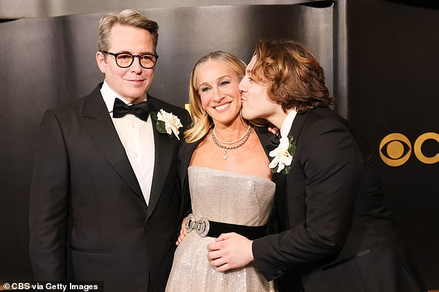 وكانت باركر تحظى بدعم زوجها ماثيو برودريك منذ 28 عاماً، وابنهما جيمس البالغ من العمر 23 عاماً، الذي طبع قبلة على خدها.