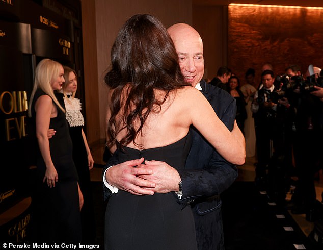 تبادل هاندلر وديفيس عناقًا دافئًا على السجادة السوداء مع علمهما أنهما على الأرجح لن يلعبا دور الزوج والزوجة على الشاشة مرة أخرى.