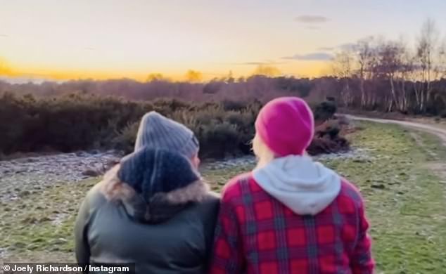 شوهدت ريتشاردسون ووالدتها الممثلة السيدة فانيسا ريدجريف وهم يتمتمون بشكاوى حول البرد المر الذي يجتاح المملكة المتحدة حاليًا في آخر مشاركة لها