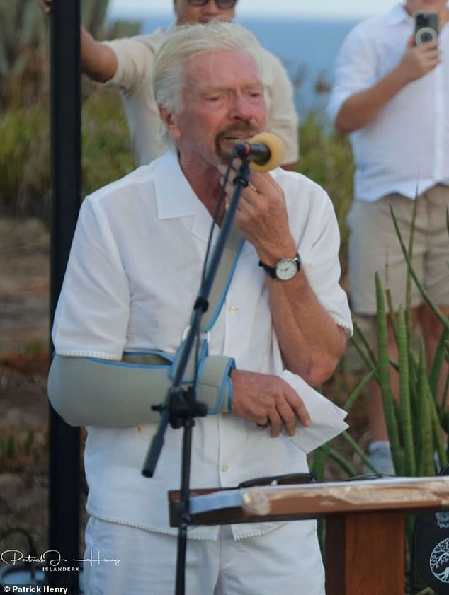 سافر قطب الأعمال إلى منزله في جزر فيرجن البريطانية لحضور حفل خاص لتكريم زوجته الراحلة جوان، بعد وفاتها في نوفمبر