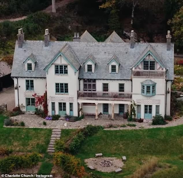 يقع The Dreaming at Rhydoldog House في قرية Powys الهادئة في Cwmdauddwr وتحيط به 40 فدانًا مترامية الأطراف من الأراضي، وقد أطلقته Church منذ أربع سنوات.