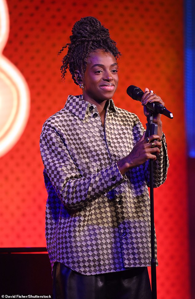 قالت كات إنها اعتادت الاختباء خلف الملابس الرجالية الفضفاضة وكانت ترتدي حمالات صدر رياضية ضيقة جدًا في محاولة لتقليل حجم ثدييها