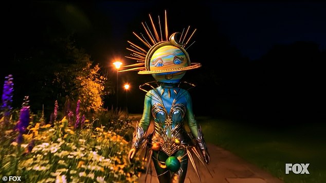 أول ما ظهر في العرض الأول لهذا الموسم كان Galaxy Girl، التي كانت ترتدي نباتًا محاطًا بأشعة تشبه الشمس تنبثق من رأسها. لقد جعلت الحكام يقفون على أقدامهم بغلاف قوي لفيلم Super Graphic Ultra Modern Girl للمخرج تشابيل روان