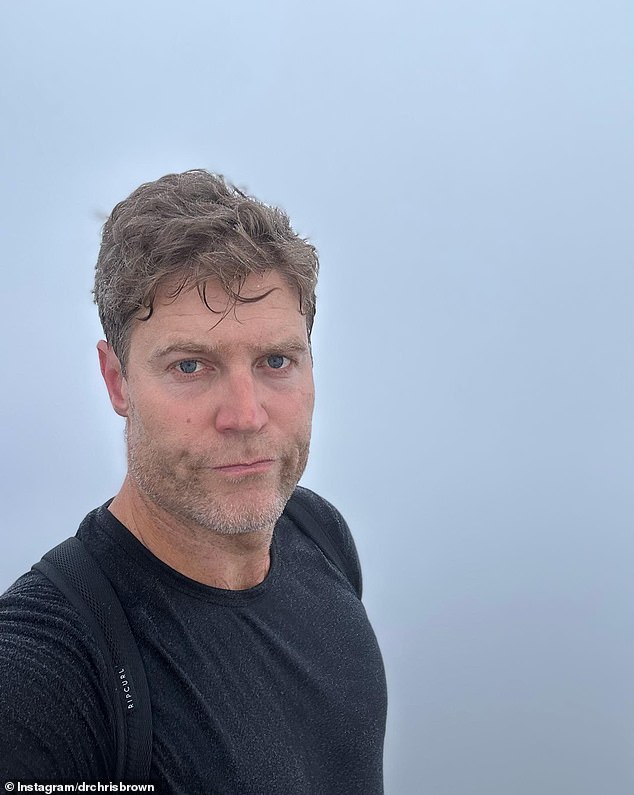 هل يمكن لواقي ذكري واحد أن يشتت انتباه ملعب كامل من البالغين؟ سأل في تعليق المقطع.