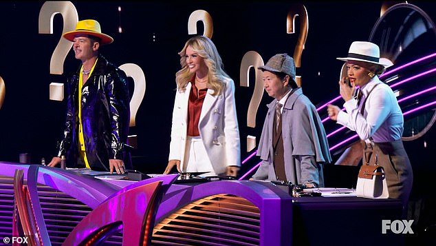 عاد المضيف نيك كانون للمزيد، إلى جانب الحكام روبن ثيك وجيني مكارثي وكين جيونج وريتا أورا (في الصورة)