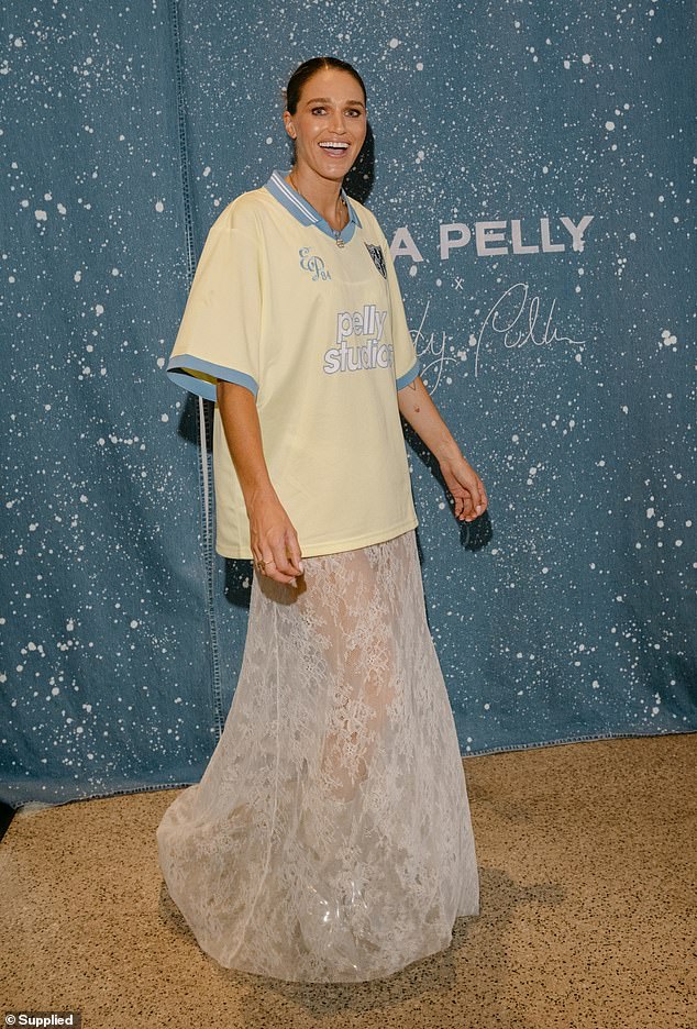 أصبحت Ellidy (في الصورة في حدث للأزياء) قريبة من حبيبة أستراليا