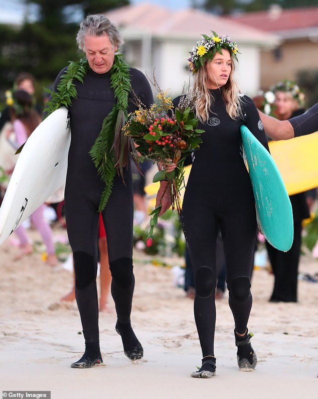 توجه كريس بولين إلى البحر مع Ellidy خلال نصب Chumpy's Ocean التذكاري في 11 يوليو 2020