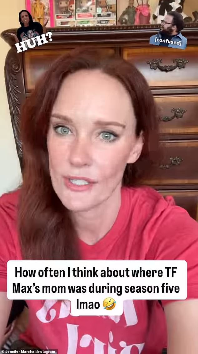 أشارت مارشال إلى قصة العرض - حيث كانت ابنتها ماكس مايفيلد (التي لعبت دورها سادي سينك) واحدة من خريجي مدرسة هوكينز الثانوية في العرض.