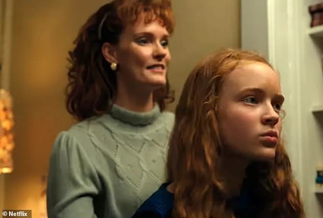 أشارت مارشال إلى قصة العرض - حيث كانت ابنتها ماكس مايفيلد (التي لعبت دورها سادي سينك) واحدة من خريجي مدرسة هوكينز الثانوية في الموسم الخامس.