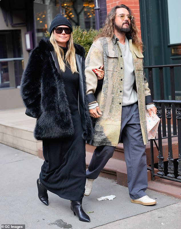 بدت عارضة الأزياء الألمانية، البالغة من العمر 52 عامًا، أنيقة دون عناء في معطف من الفرو الأسود عندما انضمت إلى زوجها الموسيقي في فندق طوكيو، 36 عامًا، في نزهة شتوية.