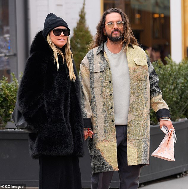 أظهر توم أسلوبه في كنزة باللون البيج وبنطلون رمادي وسترة جاكار ملونة