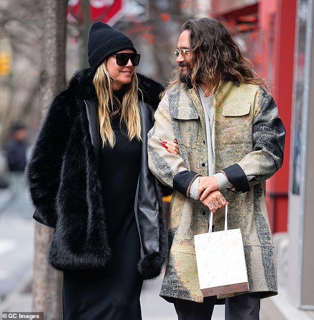 ولإضفاء الإكسسوارات، حافظت ملكة المنصة على مظهر بسيط مع قبعة صغيرة مضلعة سوداء ونظارات شمسية كبيرة سوداء اللون.