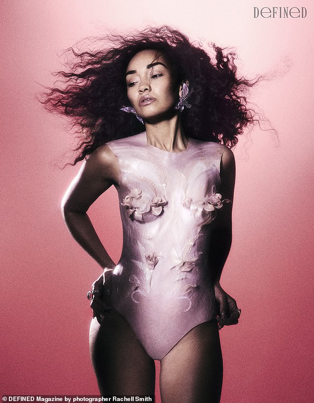 المجموعة الواسعة من اللقطات، التي التقطتها المصور راشيل سميث، تظهر أيضًا بينوك وهو يرتدي بذلة وردية مزخرفة من تصميم جولي لامارش.