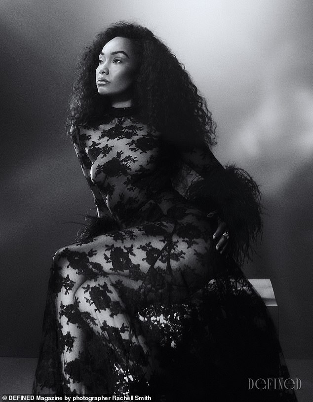 وفي مكان آخر، تبدو المغنية مذهلة بفستان شبه شفاف من ASAR London وهي تتكئ للحصول على صورة أنيقة بالأبيض والأسود.