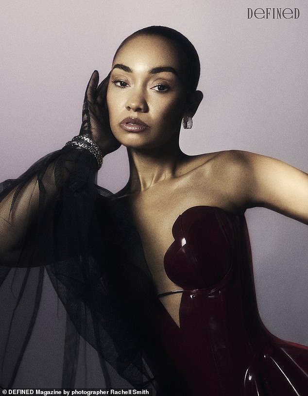 Pinnock هو مثال للسحر في مشد وسروال داخلي من Atsuko Kudo، مع قفازات T Label ومجوهرات Fope