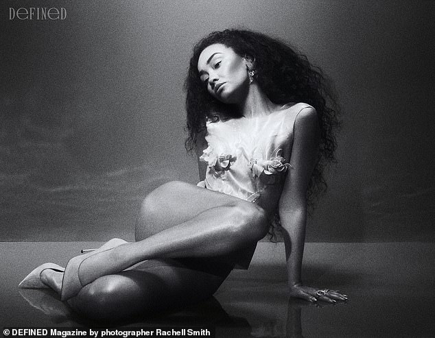 وقفت المغنية أمام المصور راشيل سميث وهي تستعد لإصدار ألبومها الفردي الأول الذي طال انتظاره