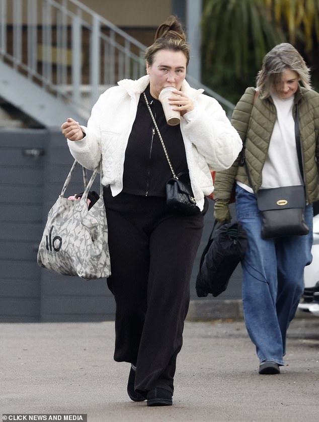 ظهرت الشخصية التلفزيونية، البالغة من العمر 39 عامًا، بمظهر غير رسمي مرتدية بدلة رياضية سوداء بينما استعادت نشاطها مع مخفوق البروتين بعد جلسة التمرين الشاقة.