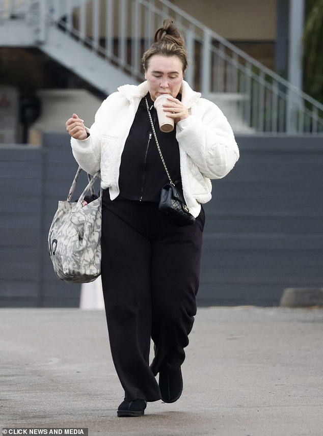 بعد أن شعرت بالدفء عند خروجها من صالة الألعاب الرياضية، ارتدت لورين بدلتها الرياضية مع سترة بيضاء قصيرة من نوع تيدي بومبر وارتدت زوجًا من نعال UGG Tazz السوداء