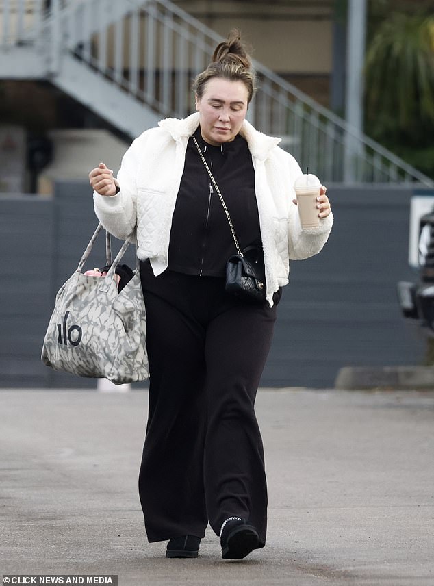 بعد أن حملت معدات التمرين في حقيبة Alo باللون الرمادي، أكملت لورين مظهرها بحقيبة سوداء مبطنة من شانيل، والتي يبلغ سعر التجزئة لها 4000 جنيه إسترليني.