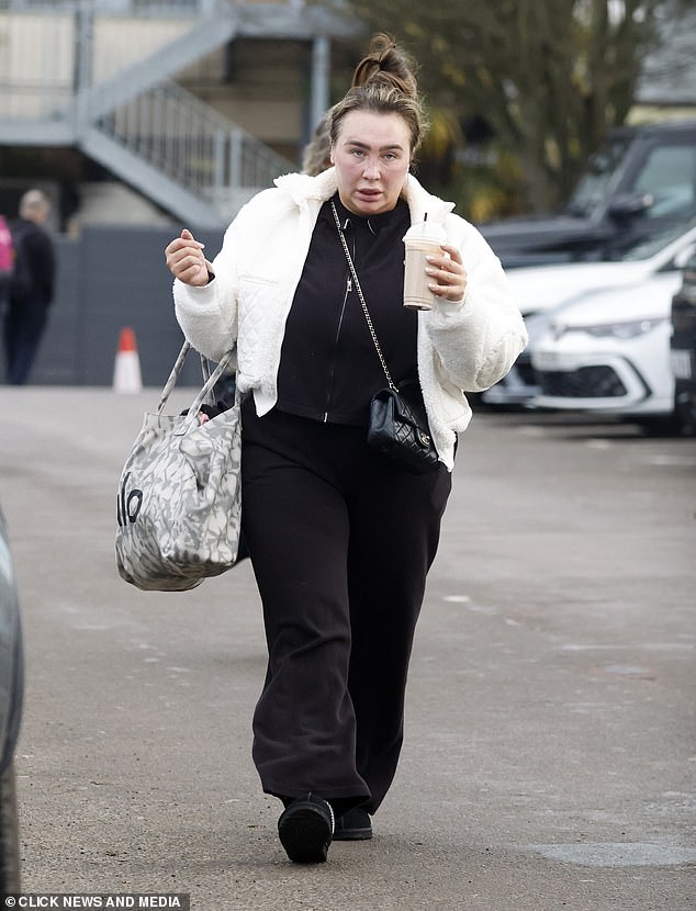 ذهبت نجمة TOWIE بدون مكياج لجلسة التمرين وربطت خصلات شعرها السمراء في كعكة فوضوية وهي في طريقها إلى سيارتها