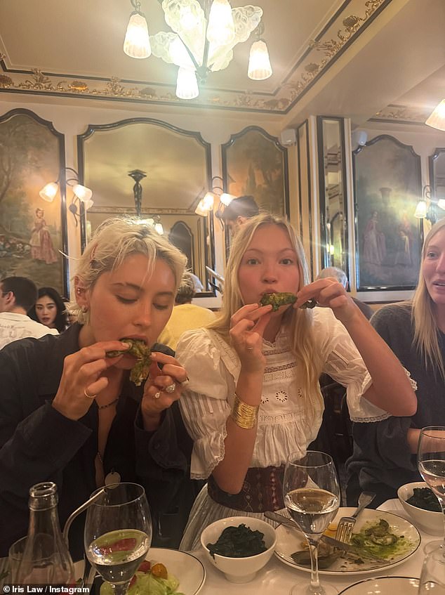 في منشور حديث حول عام 2025، التقطت إيريس صورة مع ليلى موس حيث شاركت لمحة عن عامها الساحر في عالم الطيران النفاث