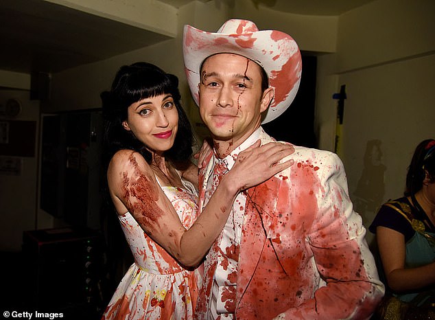 أخذ استراحة أخرى من التمثيل في عام 2016 بعد فيلمه سنودن، مع إعطاء الأولوية لعائلته. لديه ثلاثة أطفال - ولدان وبنت - من زوجته تاشا مكولي (في الصورة معًا عام 2016)