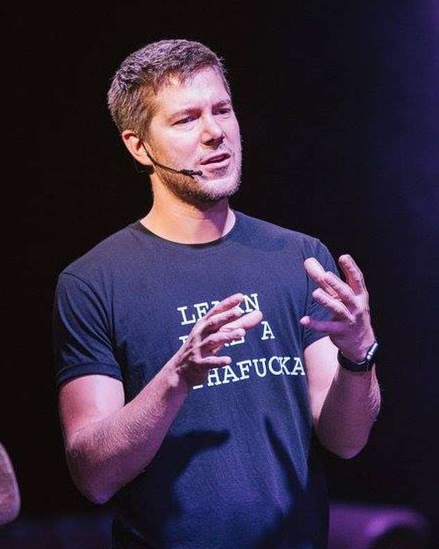 بعد إعادة التدريب في الجامعة، انتقل فريدي إلى البودكاست الحالي، Depression For Beginners، والذي أطلقه لمساعدة الآخرين الذين يعانون من المرض بنفس الطريقة التي أصيب بها (في الصورة عام 2017)