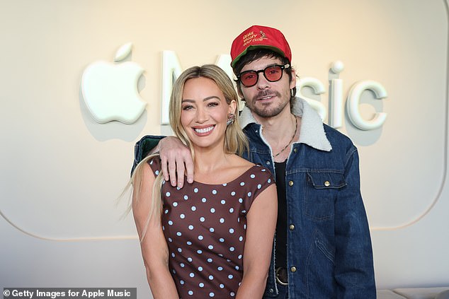 ألقت الفتاة البالغة من العمر 41 عامًا دعمها علنًا خلف ماثيو كوما، زوج هيلاري داف، بعد أن رد على مقال تيسدال الذي أصبح الآن فيروسيًا، والذي زعمت فيه أنها شعرت بالتجميد من قبل الأصدقاء خلال فترة ما بعد الولادة؛ (داف وكوما في ديسمبر)