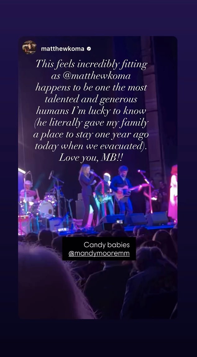 أعادت مور مشاركة قصة على Instagram نشرتها كوما، 38 عامًا، يوم الأربعاء والتي أظهرتها وهي تؤدي أغنيتها الناجحة Candy في حفل موسيقي بكاليفورنيا بمناسبة الذكرى السنوية لحرائق Pacific Palisades.