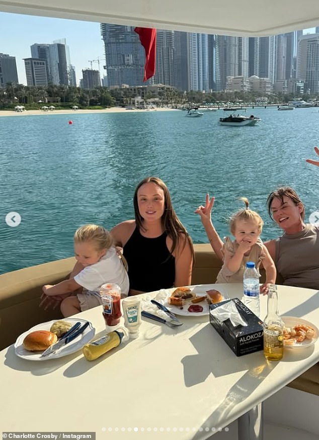 قام نجم التلفزيون لاحقًا بتحميل منشور على Instagram عن لحظات العطلة وكتب: 