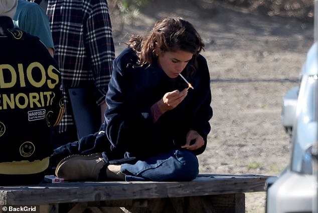 بدت الطفلة البالغة من العمر 24 عامًا من سيندي كروفورد وراندي جربر مبتهجة بشكل إيجابي وهي تضيء على شاطئ ماليبو بالقرب من طريق ساحل المحيط الهادئ السريع.