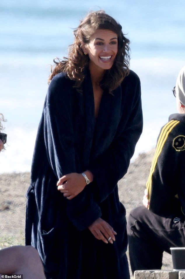 حتى مع سيجارة متوسطة، سرق سحر فتاة كايا الرائعة المشهد